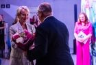 Kwiaty od organizatorów i gospodarzy Cogiteonu dla Iwony Gibas z Zarządu Województwa Małopolskiego