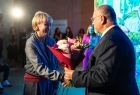 Kwiaty od organizatorów i gospodarzy Cogiteonu dla Moniki Gubały, dyrektor departamentu kultury Urzędu Marszałkowskiego