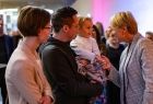 Iwona Gibas z zarządu województwa rozmawia z uczestnikami wydarzenia