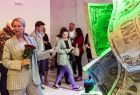 Iwona Gibas z zarządu województwa podczas zwiedzania wystawy