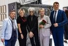 Iwona Gibas z zarządu województwa oraz radni województwa Patrycja Tocka i Jerzy Fedorowicz stojący wraz z przedstawicielem Kraju Preszowskiego przy figurze Andy’ego Warhola 
