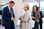 Iwona Gibas wręczająca przedstawicielowi słowackiej delegacji symboliczny upominek