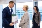 Iwona Gibas wręczająca przedstawicielowi słowackiej delegacji symboliczny upominek