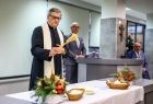 Ksiądz w trakcie poświęcania opłatków.