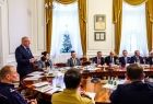 Wicemarszałek Ryszard Pagacz stoi przy stole.