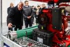 Wicemarszałek Ryszard Pagacz ogląda pompę strażacką.