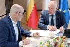 Wicemarszałek Ryszard Pagacz siedzi przy stole z mężczyzną.