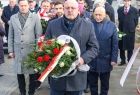 Mężczyzna z kwiatami. Za nim widoczni inni ludzie.
