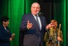 Wicemarszałek Ryszard Pagacz stoi przy mikrofonie.
