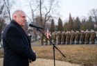 Wicemarszałek Ryszard Pagacz stoi przy mikrofonie. W tle widoczni żołnierze.
