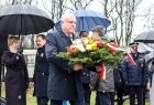 Wicemarszałek Ryszard Pagacz niesie kwiaty.