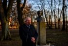 Wicemarszałek Ryszard Pagacz, za nim widoczny pomnik.