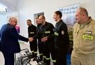 Wicemarszałek Ryszard Pagacz podaje rękę strażakom.