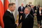 Prezydent Andrzej Duda i wicemarszałek Witold Kozłowski w geście uścisku dłoni.