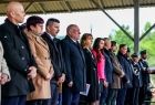 Wicemarszałek Ryszard Pagacz stoi na scenie z ludźmi.
