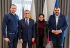 Wicemarszałek Witold Kozłowski stoi z ludźmi.