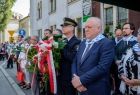 Wicemarszałek Ryszard Pagacz stoi z ludźmi.