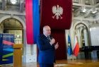Wicemarszałek Ryszard Pagacz trzyma w rękach mikrofon.