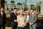 Iwona Gibas stoi przy mikrofonie.