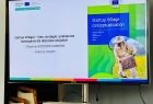 Zdjęcie przedstawia slajd prezentacji dot. koncepcji StartupVillage - na zdjęciu pszczelarz z pszczołami 
