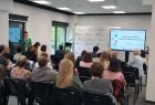 Uczestnicy Małopolskiego Forum Jednostek Reintegracyjnych podczas wystąpień i prezentacji multimedialnych w sali konferencyjnej