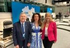 Wicemarszałek Witold Kozłowski z dwiema kobietami.