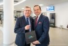 Marszałkowie Władysław Ortyl i Witold Kozłowski z prezentem w ręce.