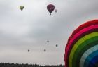 widok z ziemi na latające kolorowe "ptaki"