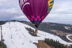 balon lecący nad trasą narciarską