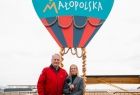 Grzegorz Biedroń z dziennikarką TVP 3 Kraków, w balonowym koszu w trakcie wywiadu