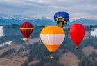 cztery kolorowe balony sunące po niebie