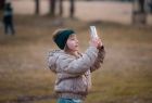 dziewczynka robi zdjęcie telefonem