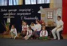Dzieci w trakcie przedstawienia szkolnego.