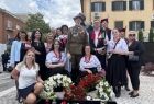 goście pod pomnikiem