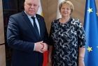 Wicemarszałek Ryszard Pagacz stoi z kobietą.