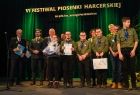 Wicemarszałek Ryszard Pagacz stoi na scenie z harcerzami.