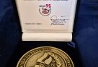 Złoty medal Kolejowego Klubu Wodnego w ozdobnym granatowym pudełku.