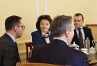 Wiceprzewodnicząca SWM Jadwiga Wójtowicz rozmawia z Konsulem RP w Nowym Jorku.