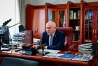 Wicemarszałek Ryszard Pagacz siedzi przy biurku. Przed nim widoczny monitor.