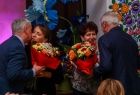 Mężczyźni składają życzenia kobietom.