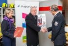Wicemarszałek Ryszard Pagacz podaje rękę strażakowi.