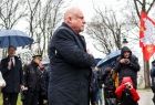 Wicemarszałek Ryszard Pagacz stoi przed mauzoleum.