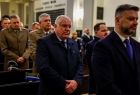 Wicemarszałek Ryszard Pagacz stoi w kościele.