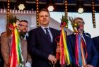 Piotr Dziurdzia na scenie.