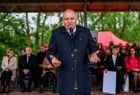 Wicemarszałek Ryszard Pagacz stoi przy mikrofonie.