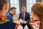 Wicemarszałek Witold Kozłowski rozmawia z zespołem ludowym.