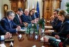 Uczestnicy spotkania rozmawiają przy stole.