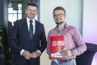 Marszałek Łukasz Smółka stoi z mężczyzną.