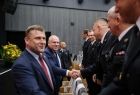 Wicemarszałek Ryszard Pagacz wita się ze strażakami.