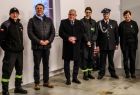 Wicemarszałek Ryszard Pagacz i radny województwa Piotr Dziurdzia stoją ze strażakami.